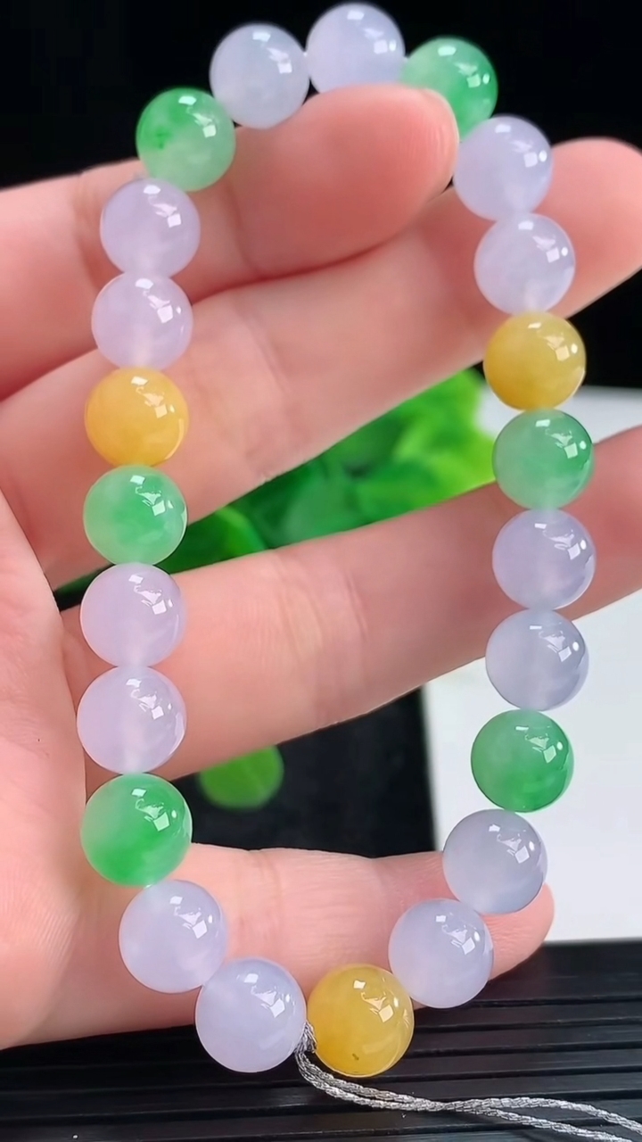 天然A货翡翠三彩圆珠手串尺寸7.8-23颗重量:20.39g4月16日
工厂直销收藏佳品,种好水足，色泽均匀，有种有色，上手高大气！