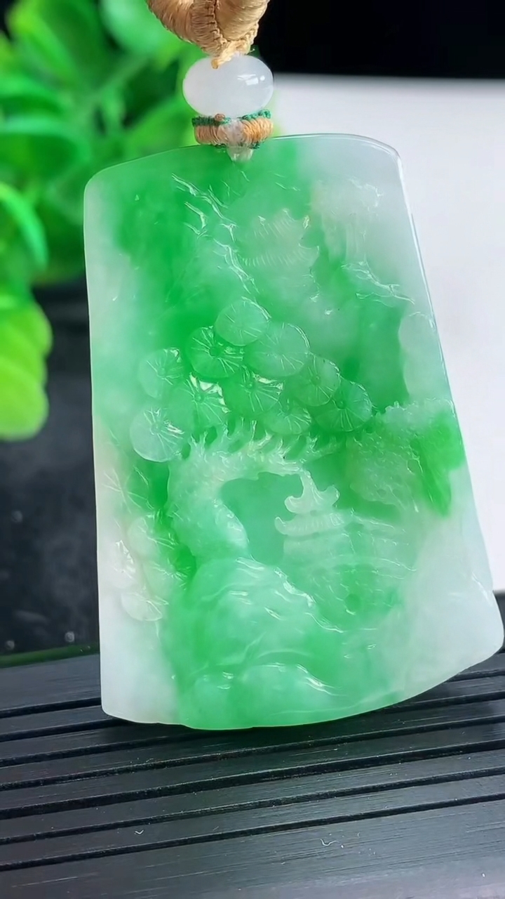 天然A货翡翠山水牌吊坠尺寸466-32.3-8.1重量:29.11g
4月16日