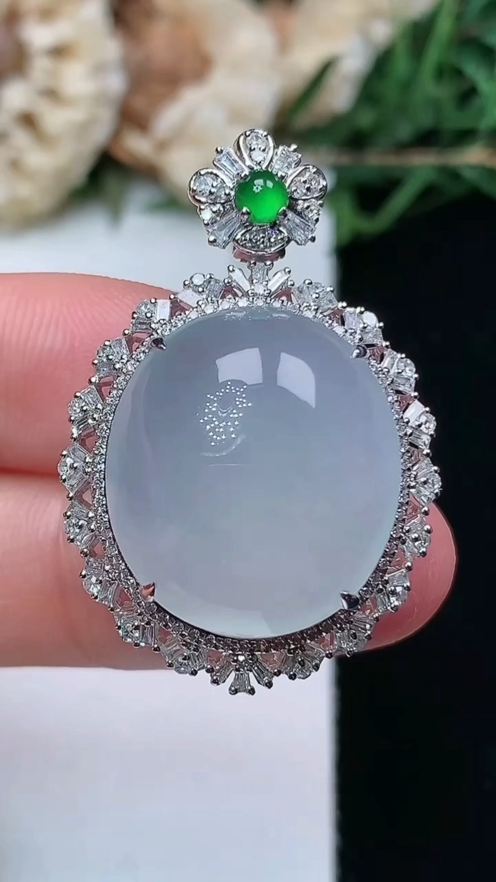 天然A货翡翠白冰蛋面吊坠，尺寸34.6-23-13.2，裸石19-17，重量:6.64g
4月16日