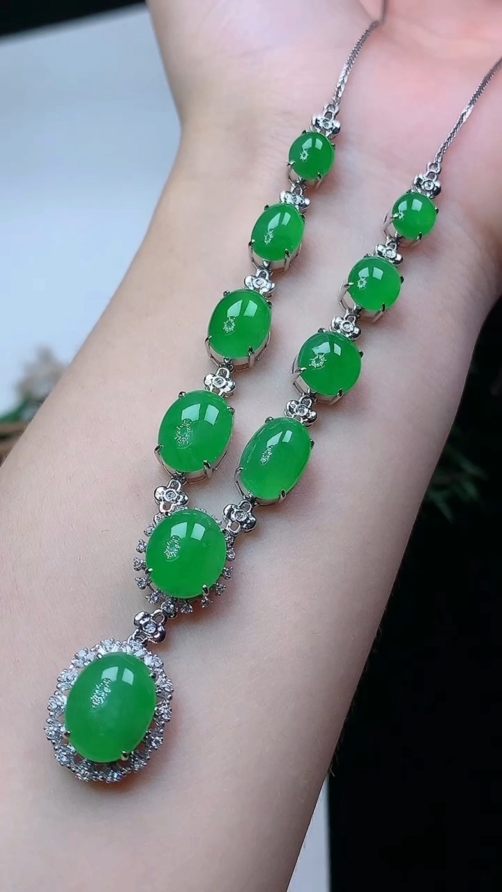 天然A货翡翠蛋面项链，尺寸10.8-8.5，重量:12.00g4月16日
工厂直销收藏佳品,种好水足