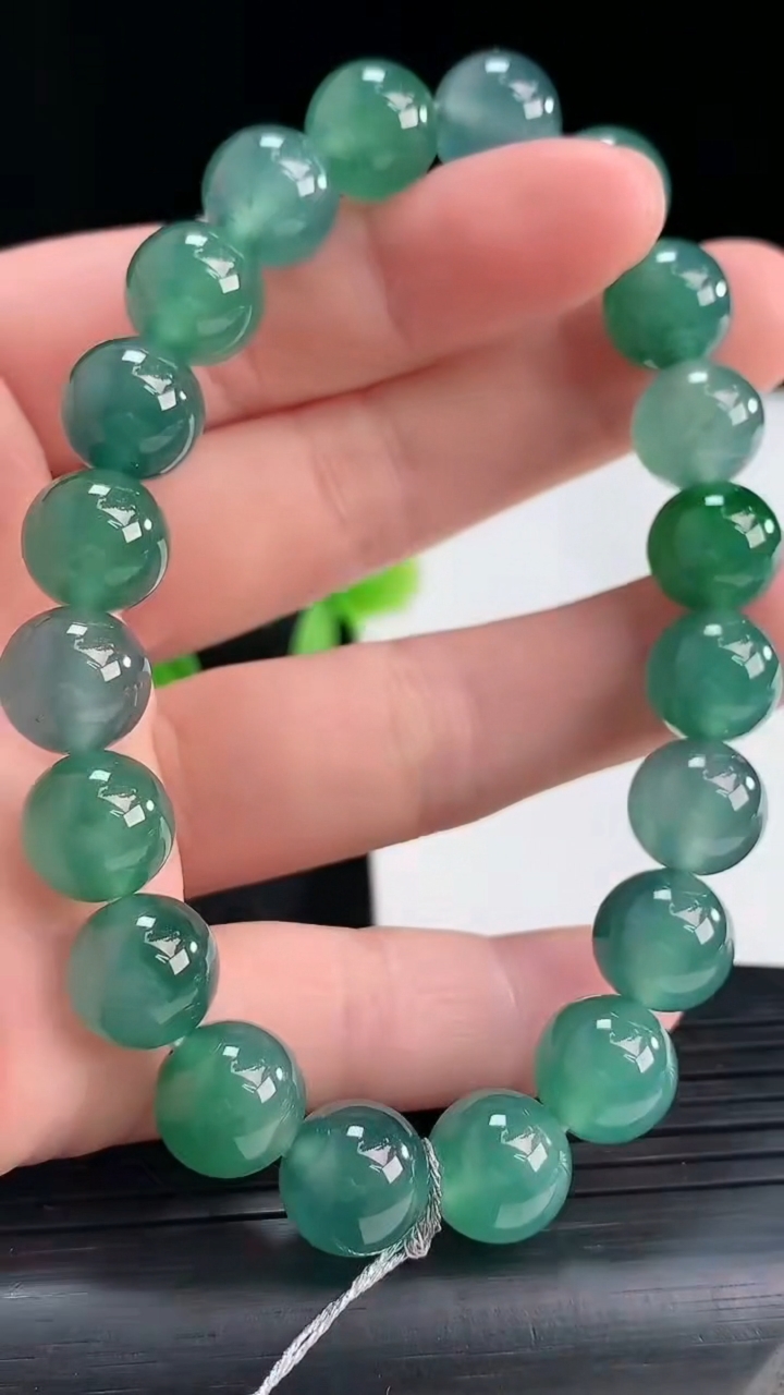 天然A货翡翠蓝水圆珠手串尺寸9.6-20颗重量:32.89g4月16日
工厂直销收藏佳品,种好水足，色泽均匀，有种有色，上手高大气！