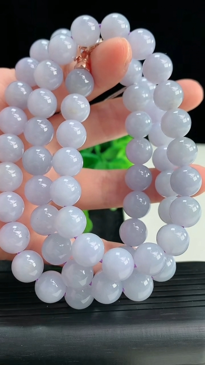 天然A货翡翠紫罗兰圆珠项链尺寸9.5-62颗重量:107.66g4月16日
工厂直销收藏佳品,种好水足，色泽均匀，有种有色，上手高大气！