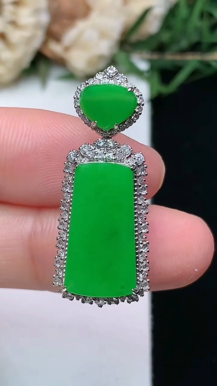 天然A货翡翠无事牌吊坠，尺寸31-12.7-8，裸石16.7-8.7，重量:4.14g
4月16日