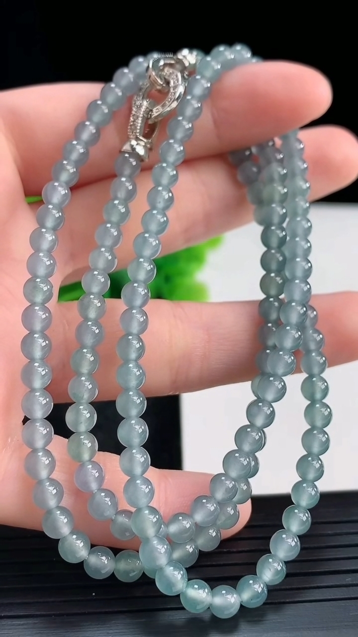 天然A货翡翠圆珠项链尺寸4.2重量:21.52g4月16日
工厂直销收藏佳品,种好水足，色泽均匀，有种有色，上手高大气！