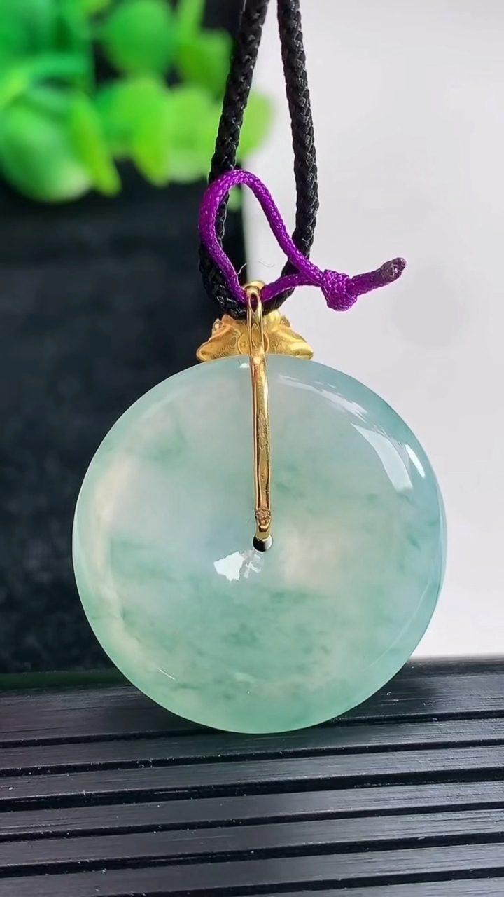 天然A货翡翠种飘花平安扣吊坠尺寸27-5重量:7.81g
4月16日