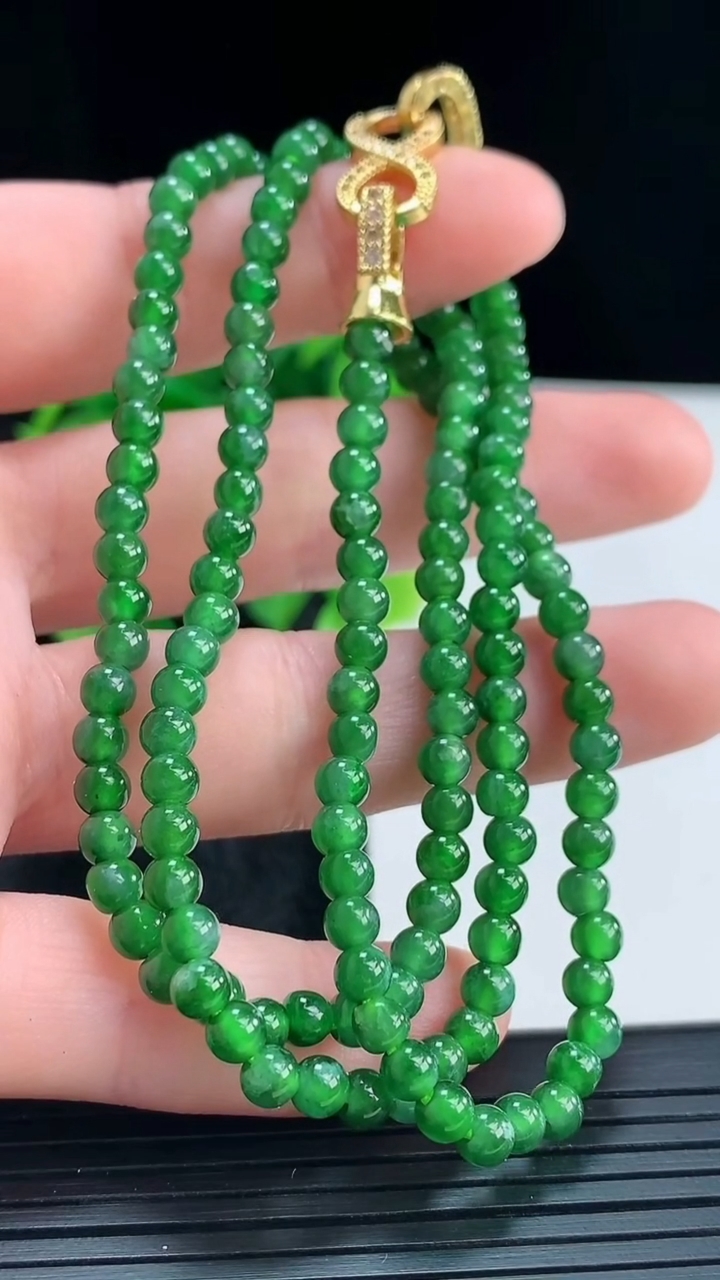 天然A货翡翠小米珠项链尺寸3.8重量:15.95g
4月16日