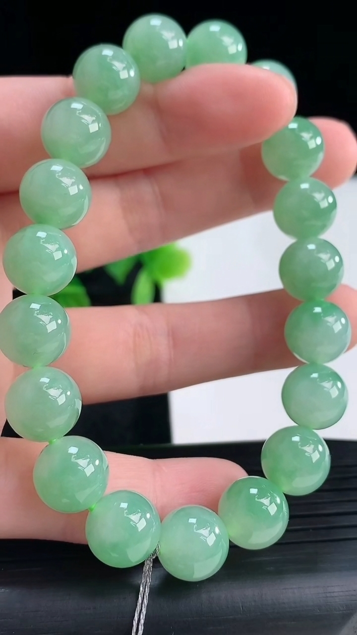天然A货翡翠圆珠手串尺寸10-19颗重量:34.21g4月16日
工厂直销收藏佳品,种好水足，色泽均匀，有种有色，上手高大气！