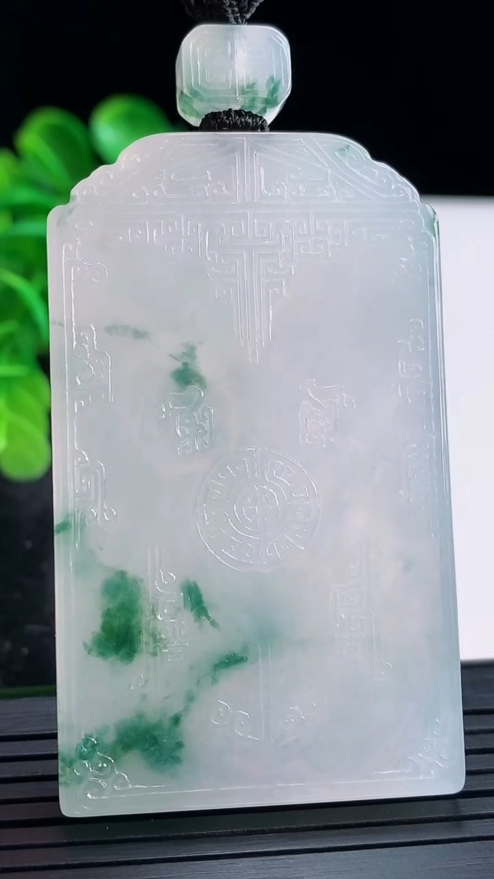 天然A货翡翠种飘花仿古无事牌吊坠尺寸62.8-37.9-7.1重量:49.87g
4月16日