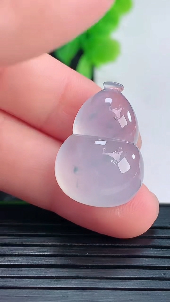 天然A货翡翠种飘花葫芦镶嵌件尺寸24.1-17.1-8.5重量:5.69g
4月16日