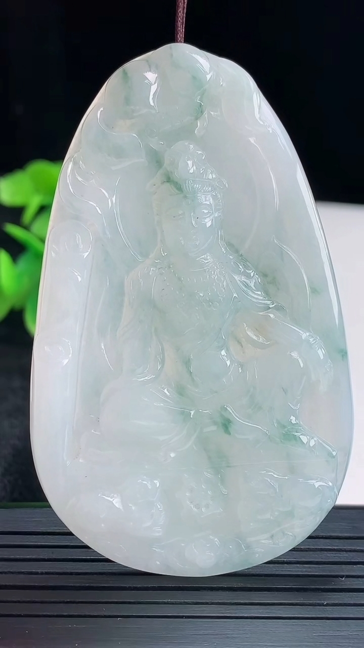 天然A货翡翠飘花观音菩萨吊坠尺寸72.4-44.4-5.5重量:34.69g
4月16日