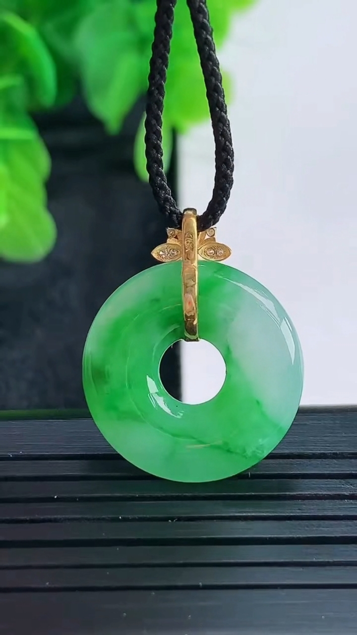 天然A货翡翠平安环吊坠尺寸25.1-20.4-3.7重量:3.28g
4月16日