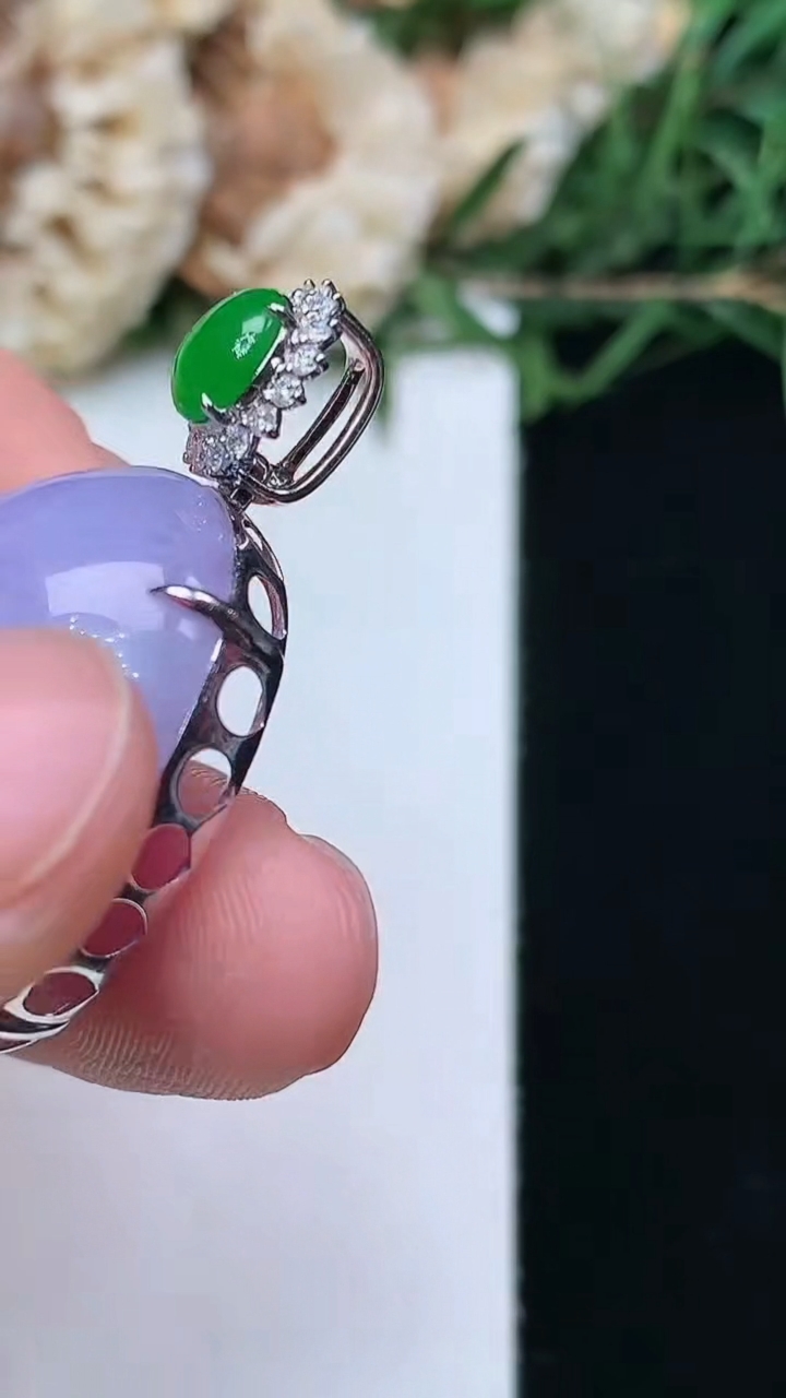 天然A货翡翠k金紫罗兰蛋面吊坠，尺寸24-21.2-13，重量:13.19g
4月16日