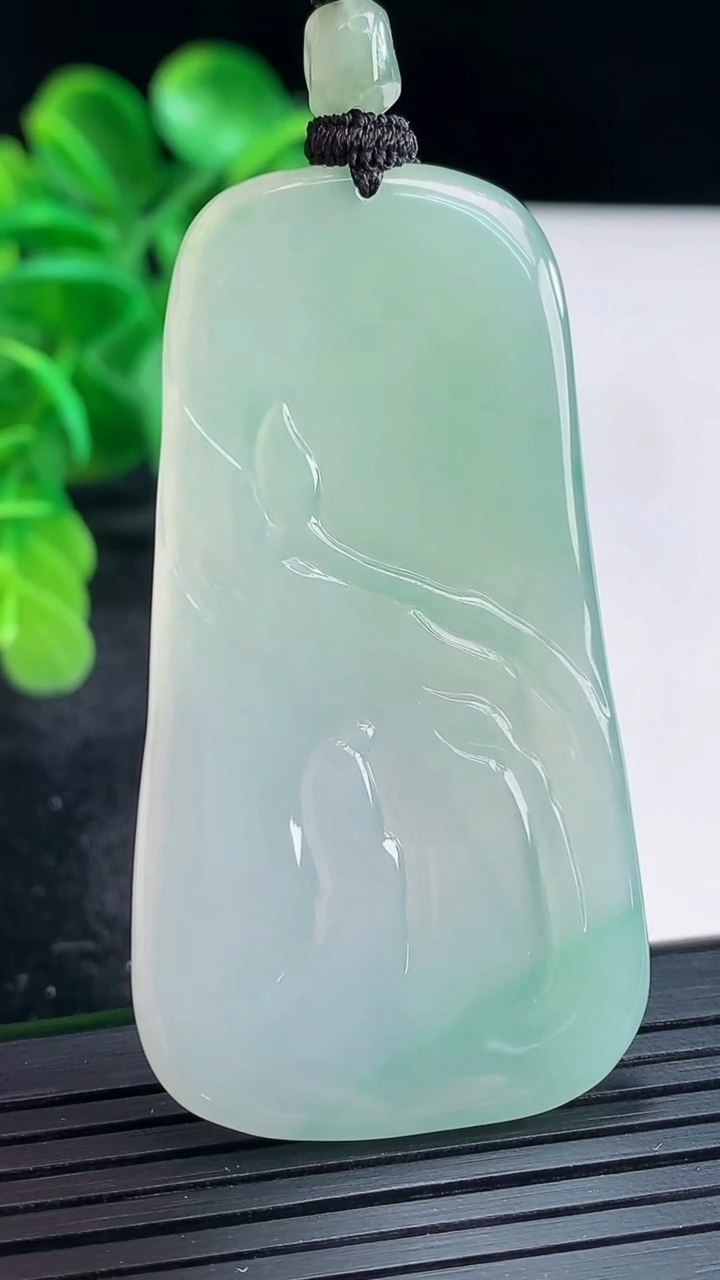 天然A货翡翠悟道吊坠尺寸57.6-30.7-3.7重量:21.23g
4月16日