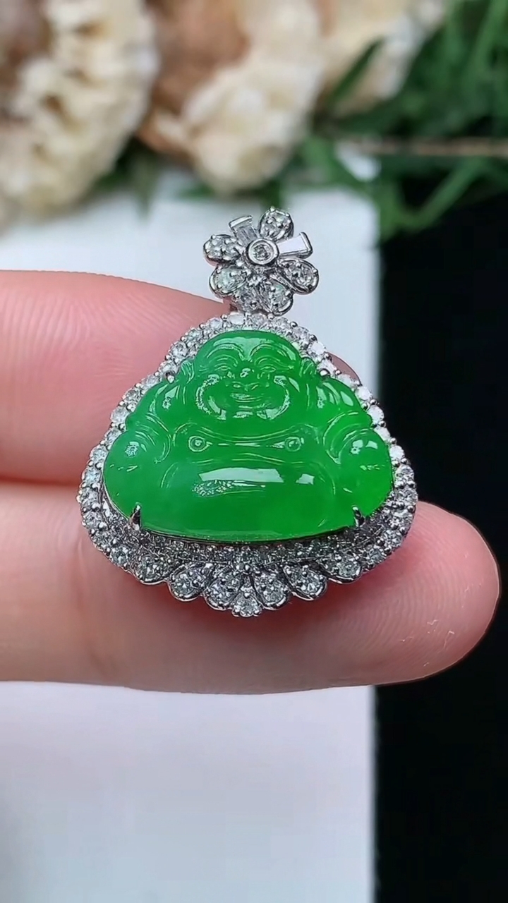 天然A货翡翠佛公吊坠，尺寸25.2-19.4-9.3，裸石12-16，重量:4.75g
4月16日