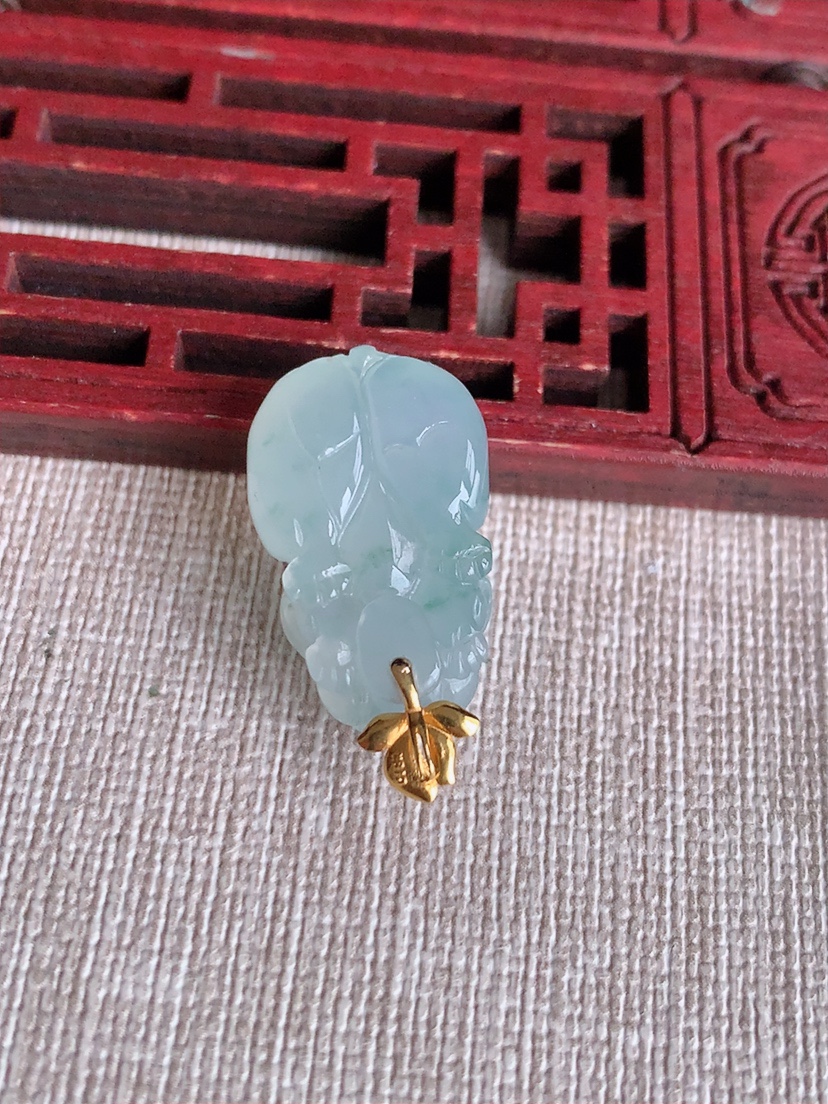 天然A货翡翠18K金扣头飘花生肖狗吊坠 
尺寸27.5-23-14.5-9.5mm 重量6.03g 0415