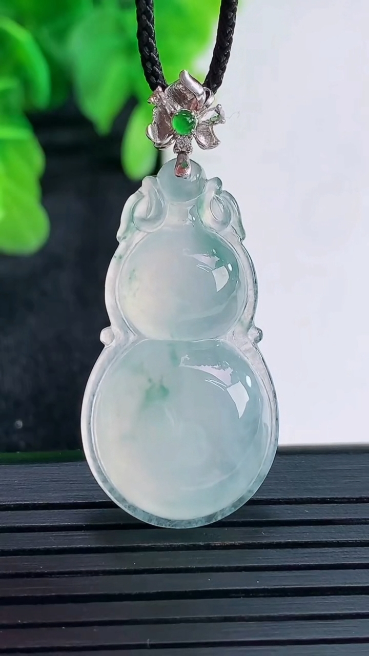 天然A货翡翠种飘花福豆吊坠尺寸39.9-18.2-5.8重量:5.54g
4月16日