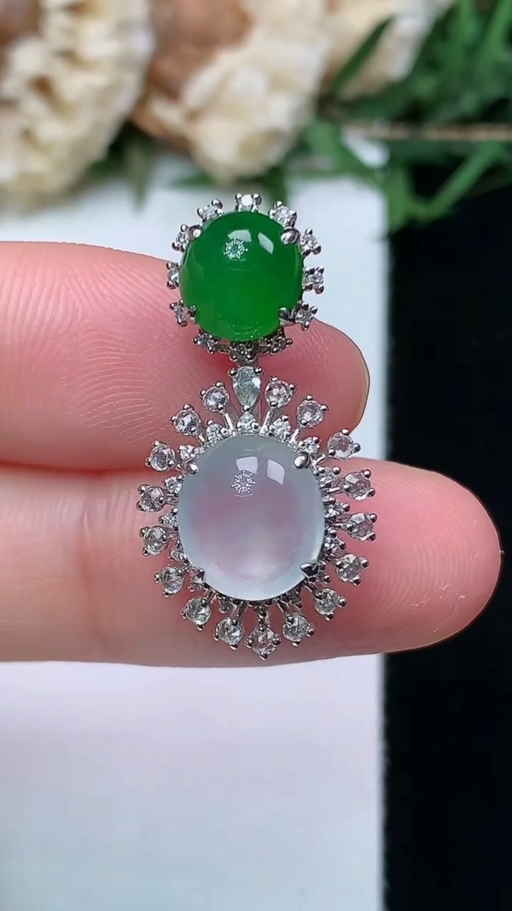 天然A货翡翠白冰蛋面吊坠，尺寸26.3-13.5-8.2，裸石9-8，重量:2.51g
4月16日