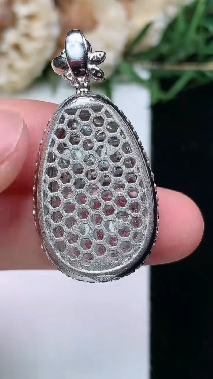 天然A货翡翠金枝玉叶 叶子吊坠，尺寸36-17.7-7.7，裸石23-14.6，重量:8.19g
4月16日