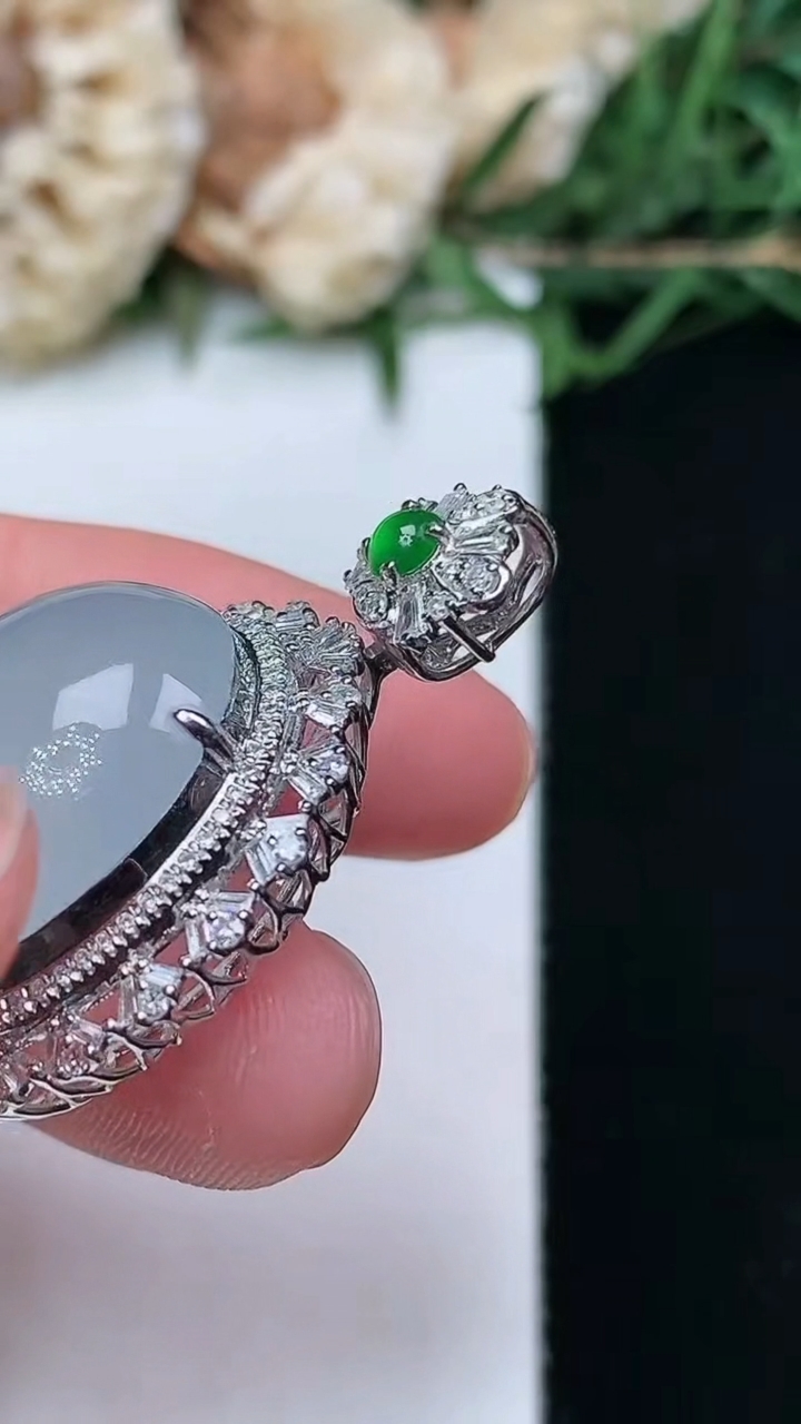 天然A货翡翠白冰蛋面吊坠，尺寸34.6-23-13.2，裸石19-17，重量:6.64g
4月16日