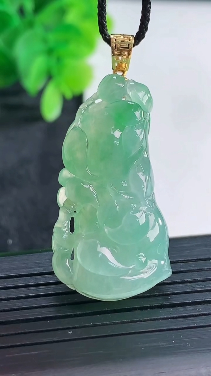 天然A货翡翠节节高升 竹节吊坠尺寸35.6-18.9-7.1重量:8.72g
4月16日