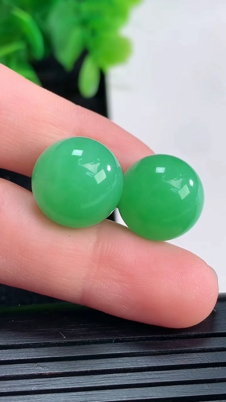 天然A货翡翠圆珠镶嵌件一对尺寸13.2重量:10.70g
4月16日