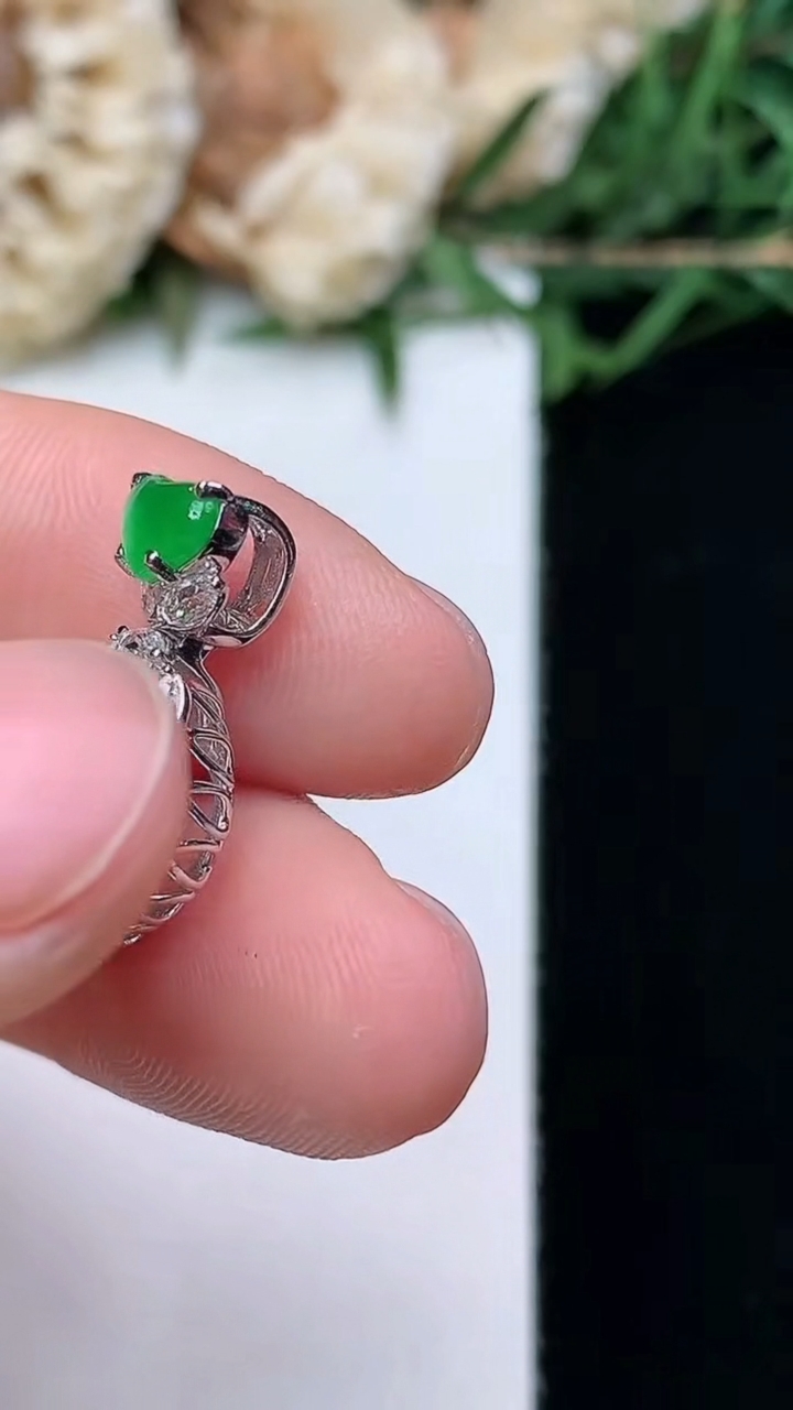 天然A货翡翠爱心吊坠，尺寸18.7-9.8-11.2-7.5，重量:2.39g
4月16日