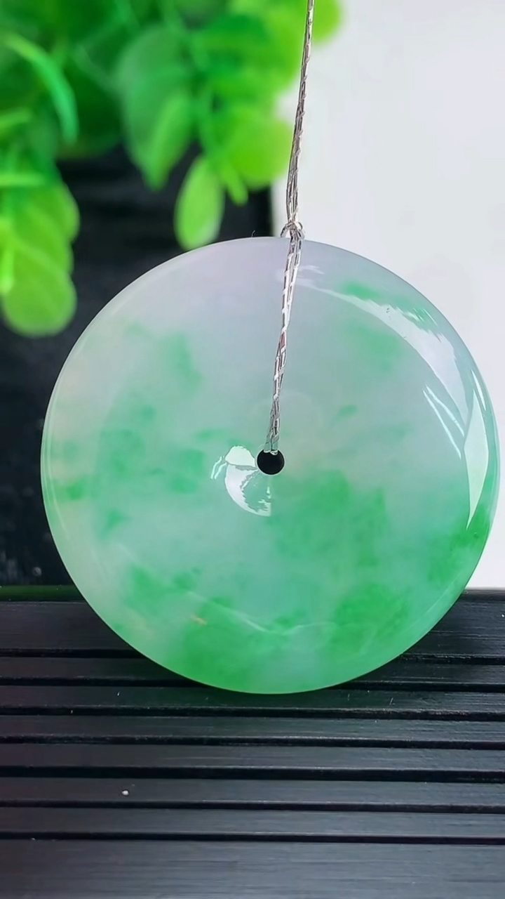 天然A货翡翠平安扣吊坠尺寸33.3-5.7重量:13.94g
4月16日