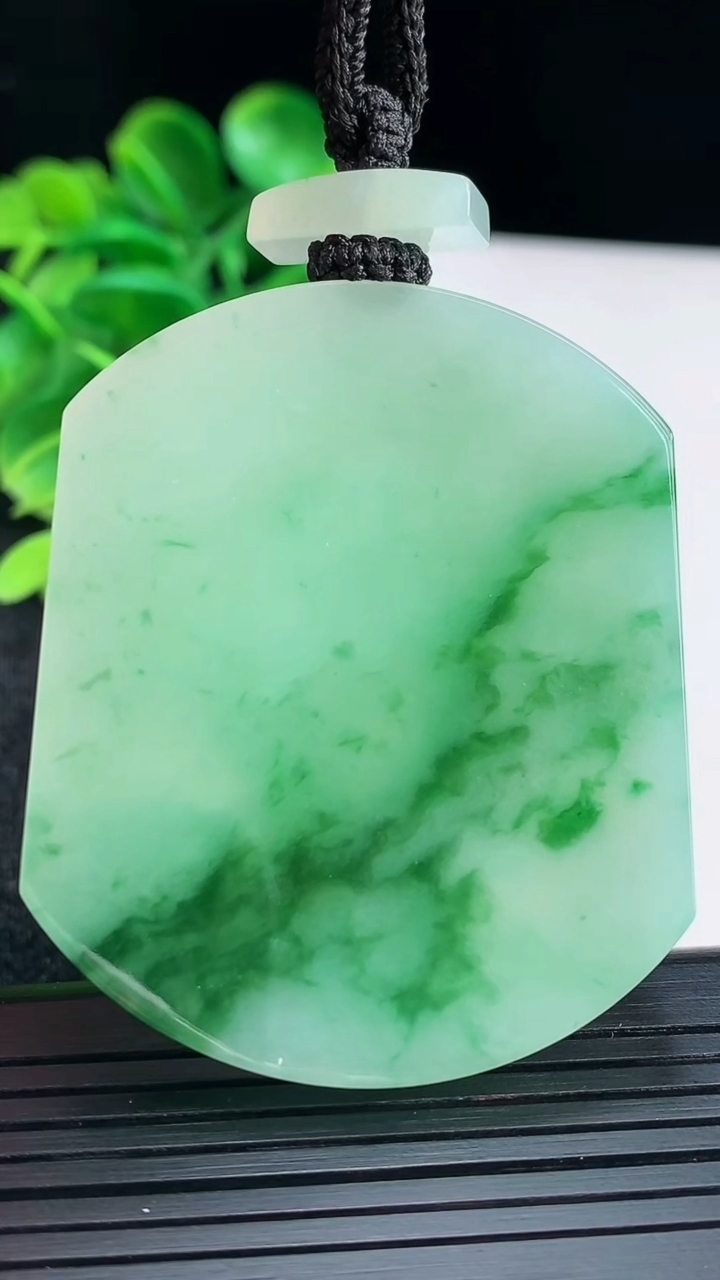 天然A货翡翠飘花无事牌吊坠尺寸53.6-43.6-7.6重量:43.72g
4月16日