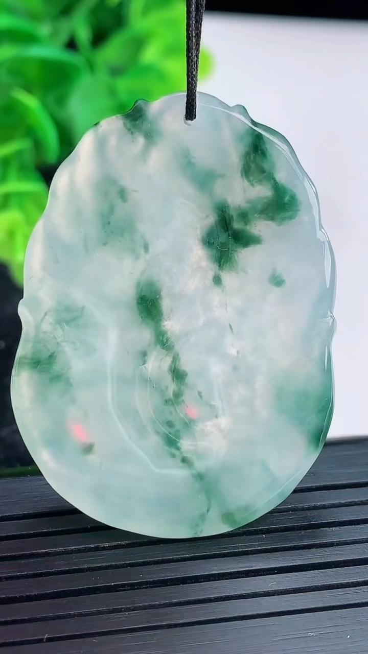 天然A货翡翠飘花生肖鼠吊坠尺寸46.6-34-5.4重量:17.63g
4月16日