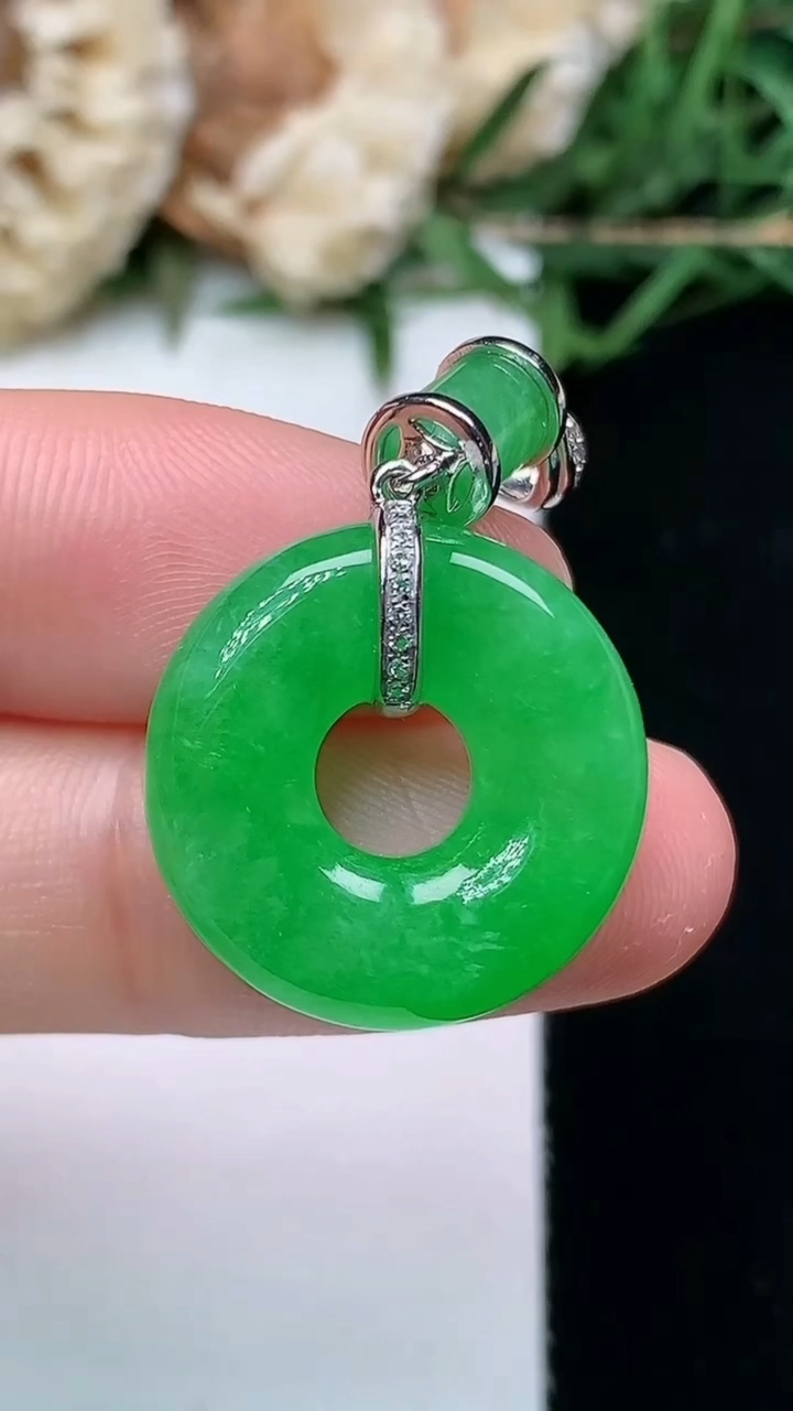 天然A货翡翠平安环吊坠，尺寸19-5.9，重量:5.67g
4月16日