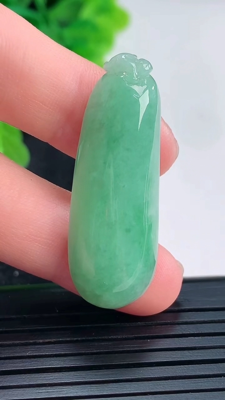 天然A货翡翠福瓜吊坠尺寸38.3-13.4-6.7重量:6.92g
4月16日