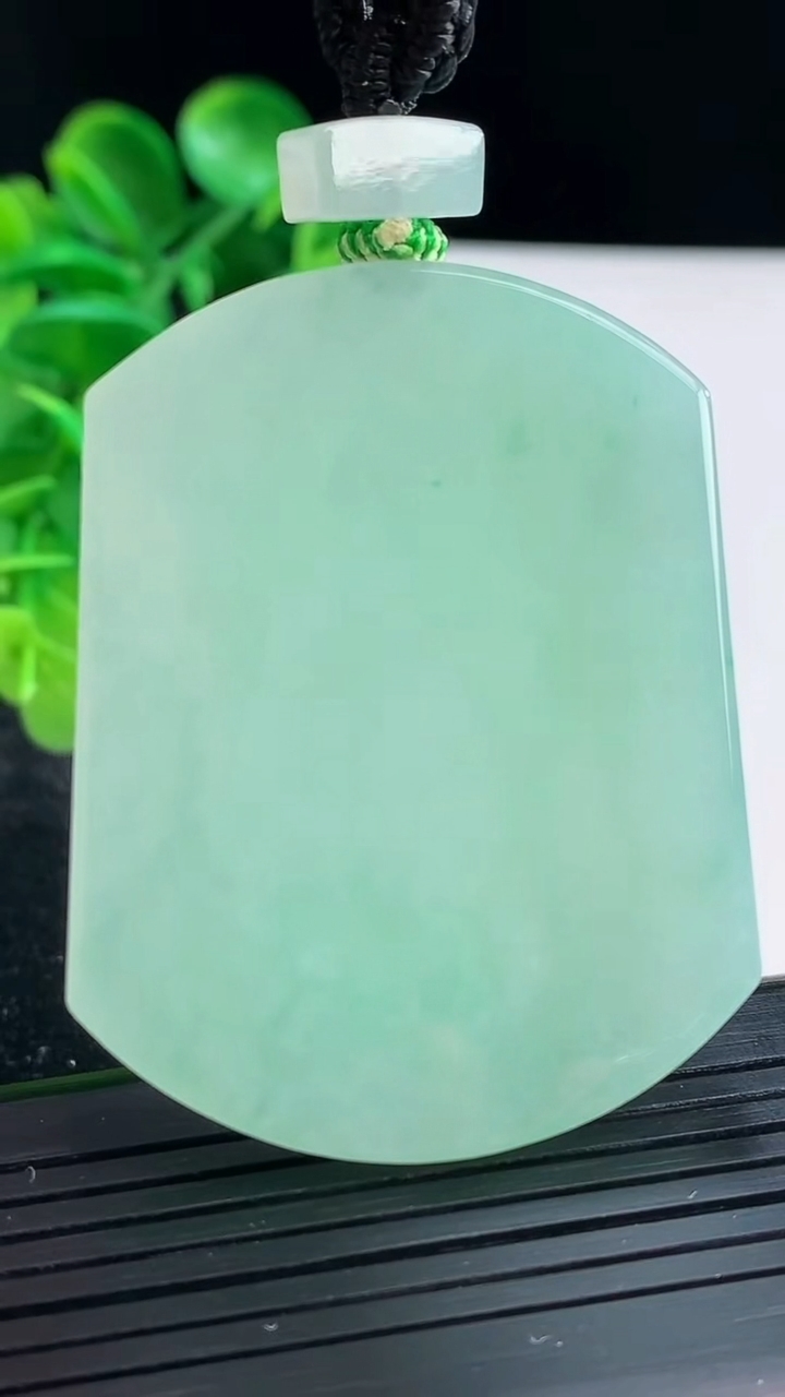 天然A货翡翠无事牌吊坠尺寸51.7-40.1-5.6重量:41.51g
4月16日