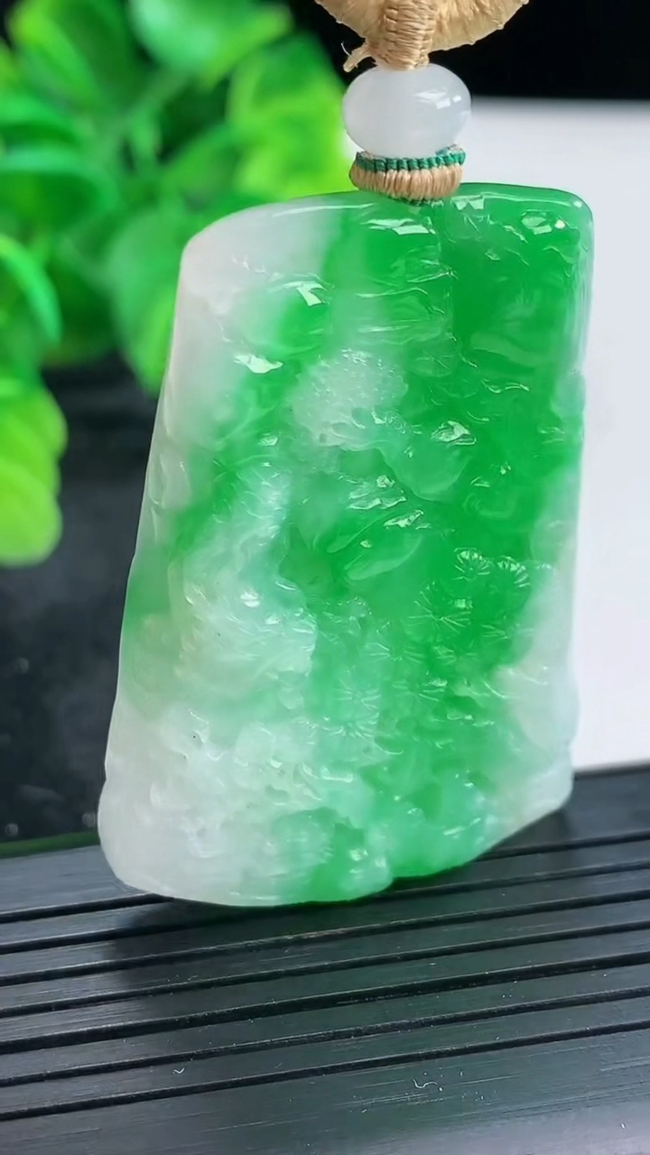 天然A货翡翠山水牌吊坠尺寸466-32.3-8.1重量:29.11g
4月16日