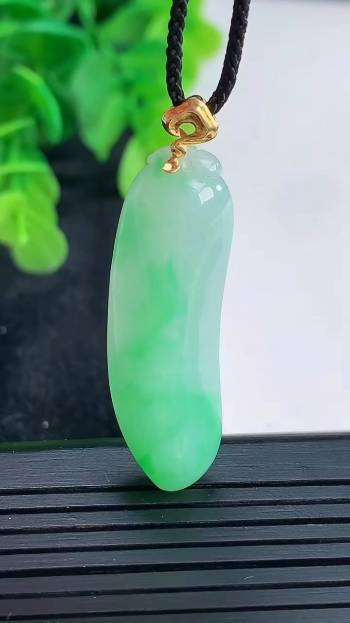 天然A货翡翠福瓜吊坠尺寸41.5-11.8-6.8重量:6.30g
4月16日