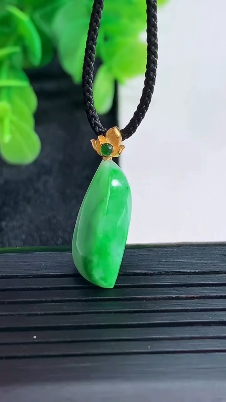 天然A货翡翠随形吊坠尺寸23.8-8.2-5.9重量:1.54g
4月16日