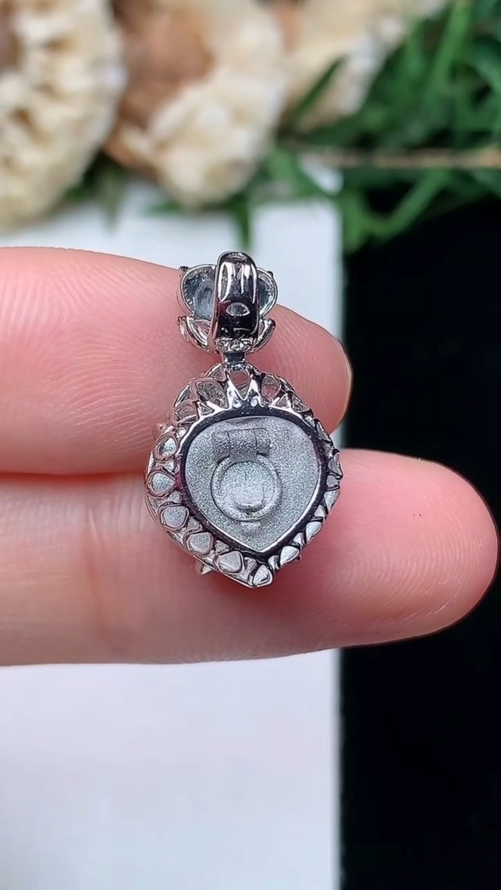 天然A货翡翠爱心吊坠，尺寸18.7-9.8-11.2-7.5，重量:2.39g
4月16日