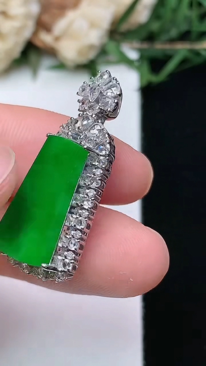 天然A货翡翠无事牌吊坠，尺寸29.5-13.9-8.3，裸石17.2-10.4，重量:4.65g
4月16日，重量:4.65g