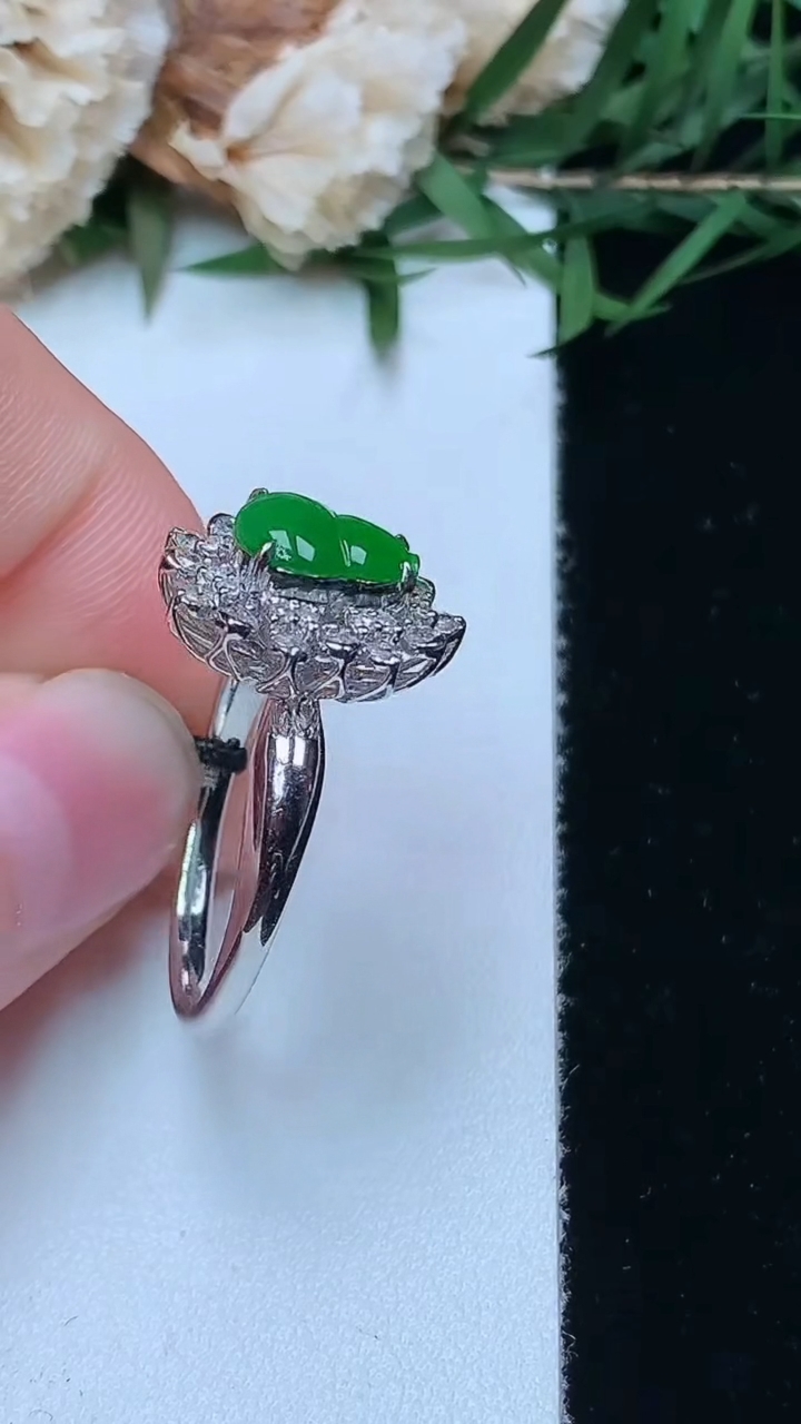 天然A货翡翠葫芦戒指，尺寸17.4-8.4-6，重量:3.52g2026年4月16日
工厂直销收藏佳品,种好水足，色泽均匀，有种有色，上手高大气！