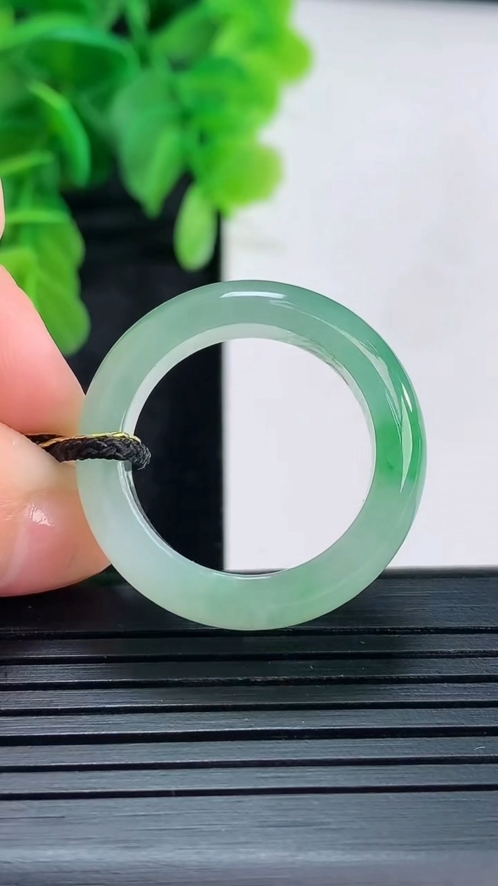 天然A货翡翠指环戒指尺寸20.1-6.7-3.9重量:6.05g2026年4月16日
工厂直销收藏佳品,种好水足，色泽均匀，有种有色，上手高大气！