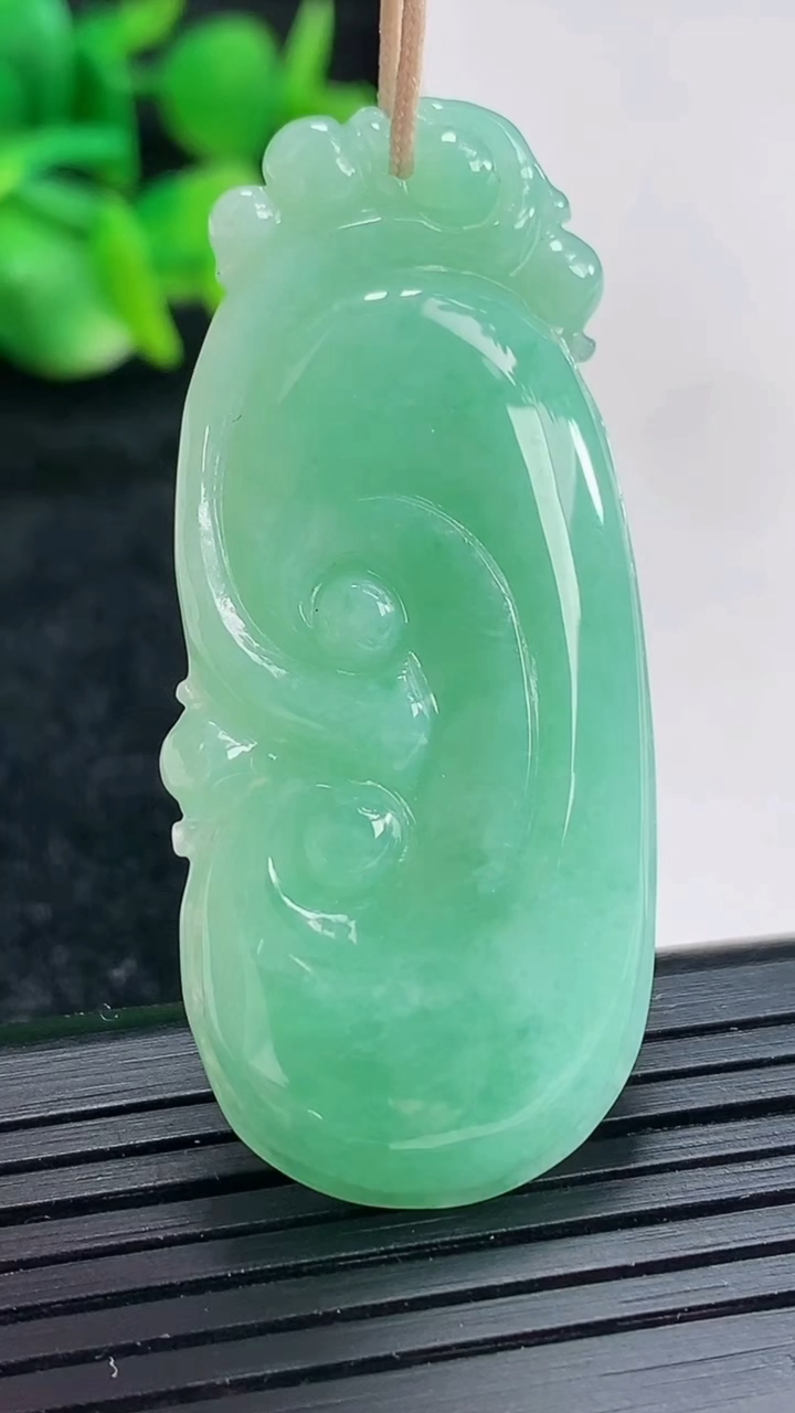 天然A货翡翠如意吊坠尺寸49-21-5重量:10.91g
4月16日