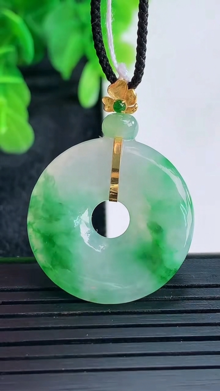 天然A货翡翠平安环吊坠尺寸26-3.6重量:6.30g
4月16日