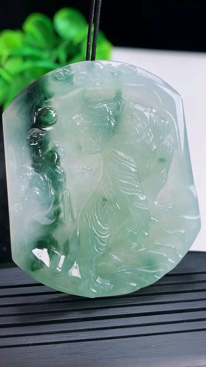 天然A货翡翠飘花生肖虎吊坠尺寸52.5-44.3-5.6重量:30.48g
4月16日