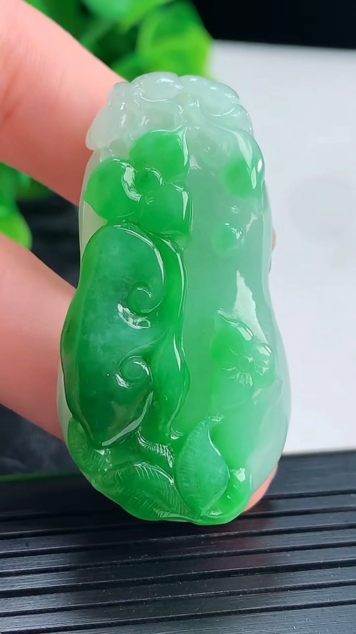 天然A货翡翠福瓜吊坠尺寸44.4-23.3-12.4重量:27.46g
4月16日