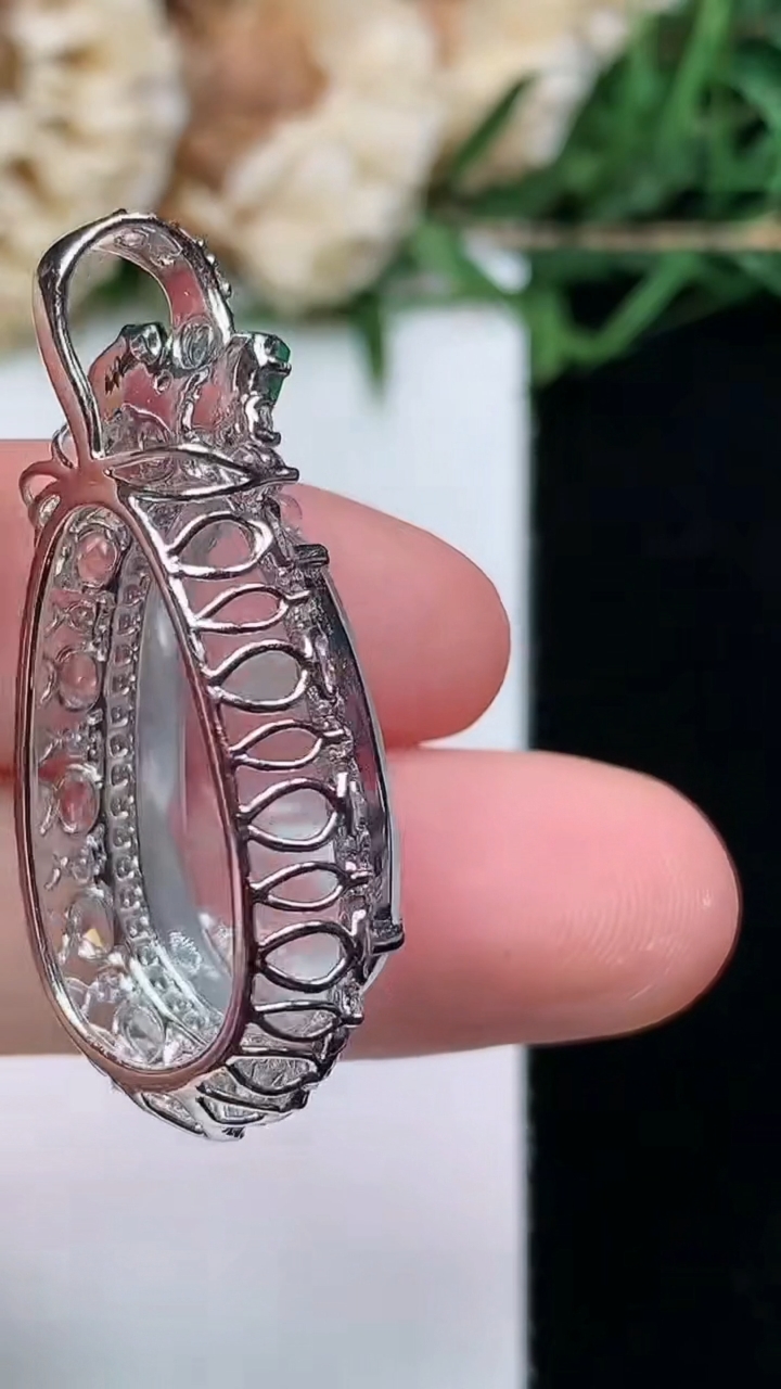 天然A货翡翠白冰福豆吊坠，尺寸34.5-16.3-11.3，裸石20.5-11.4，重量:4.15g
4月16日，重量:4.15g