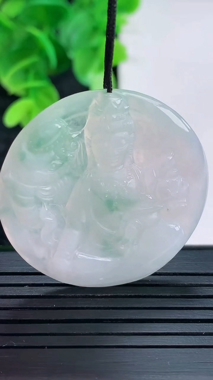 天然A货翡翠飘花普贤菩萨吊坠尺寸35.7-4.2重量:9.93g
4月16日