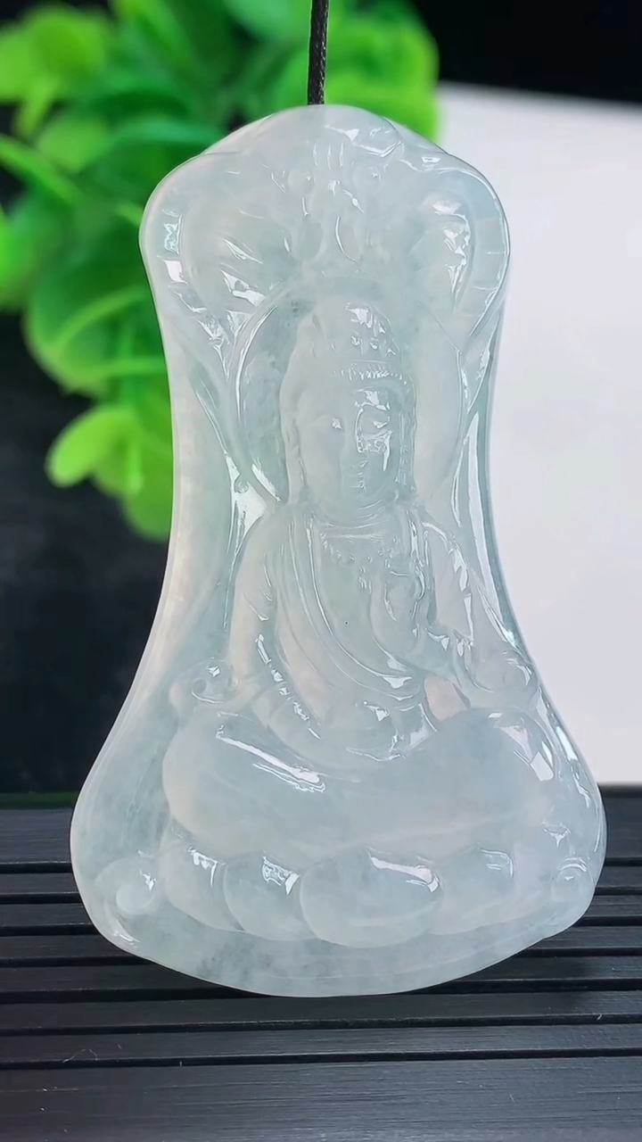 天然A货翡翠观音菩萨吊坠尺寸55.3-33.6-4.9重量:16.75g
4月16日