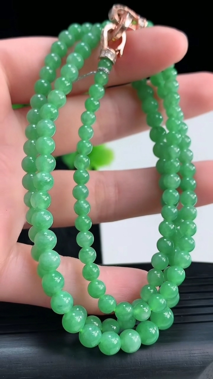 天然A货翡翠圆珠项链尺寸5.4-128颗重量:23.24g4月16日
工厂直销收藏佳品,种好水足，色泽均匀，有种有色，上手高大气！