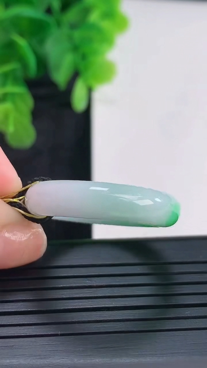 天然A货翡翠指环戒指尺寸20.6-5.9-3.9重量:5.85g2026年4月16日
工厂直销收藏佳品,种好水足，色泽均匀，有种有色，上手高大气！