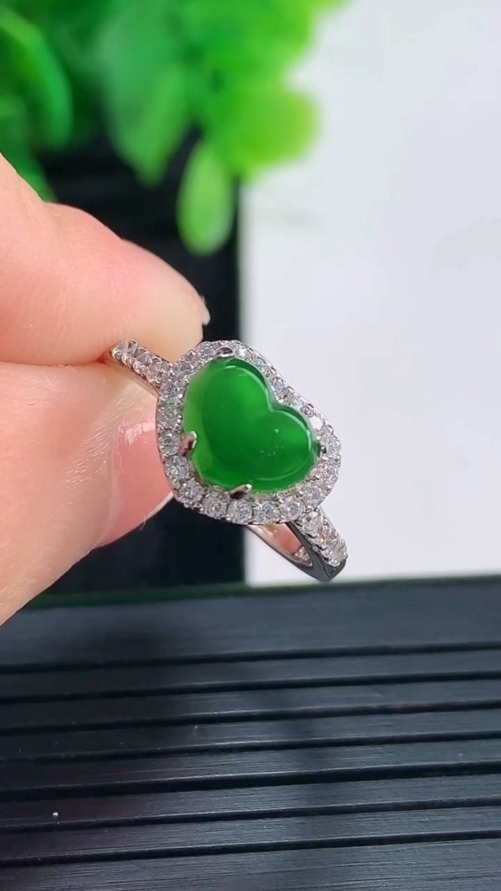 天然A货翡翠爱心戒指 可调节尺寸5.9-7.7重量:2.37g2026年4月16日
工厂直销收藏佳品