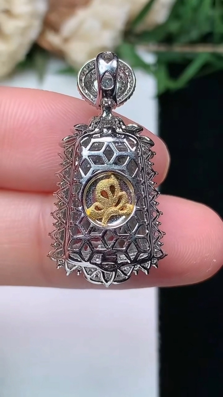 天然A货翡翠无事牌吊坠，尺寸28.4-14.6-9.6，裸石14-9.6，重量:4.64g
4月16日